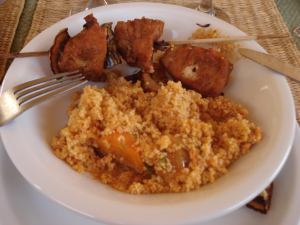 DSC02082 ... et le fameux couscous brochette poulet-poivron-citron