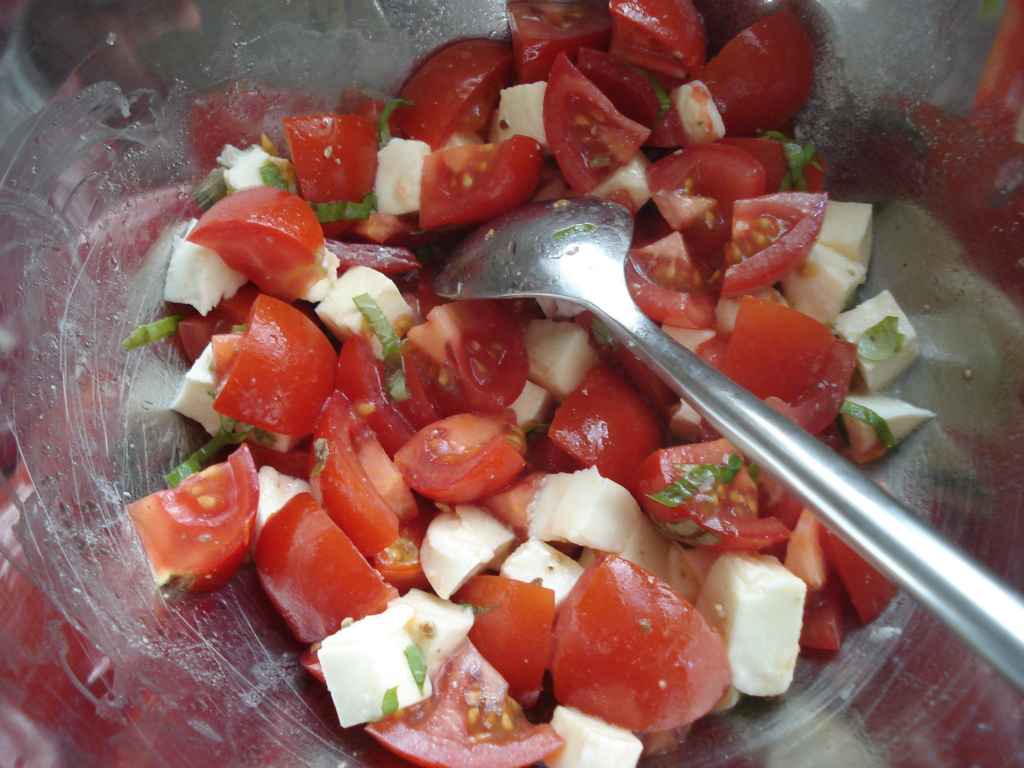 Tomate, Mozzarella, basilic et huile d'olive Tomate, Mozzarella, basilic et huile d'olive