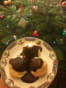 Profiteroles au chocolat Idee de dessert pour le reveillon de Noel : des profiteroles au chocolat