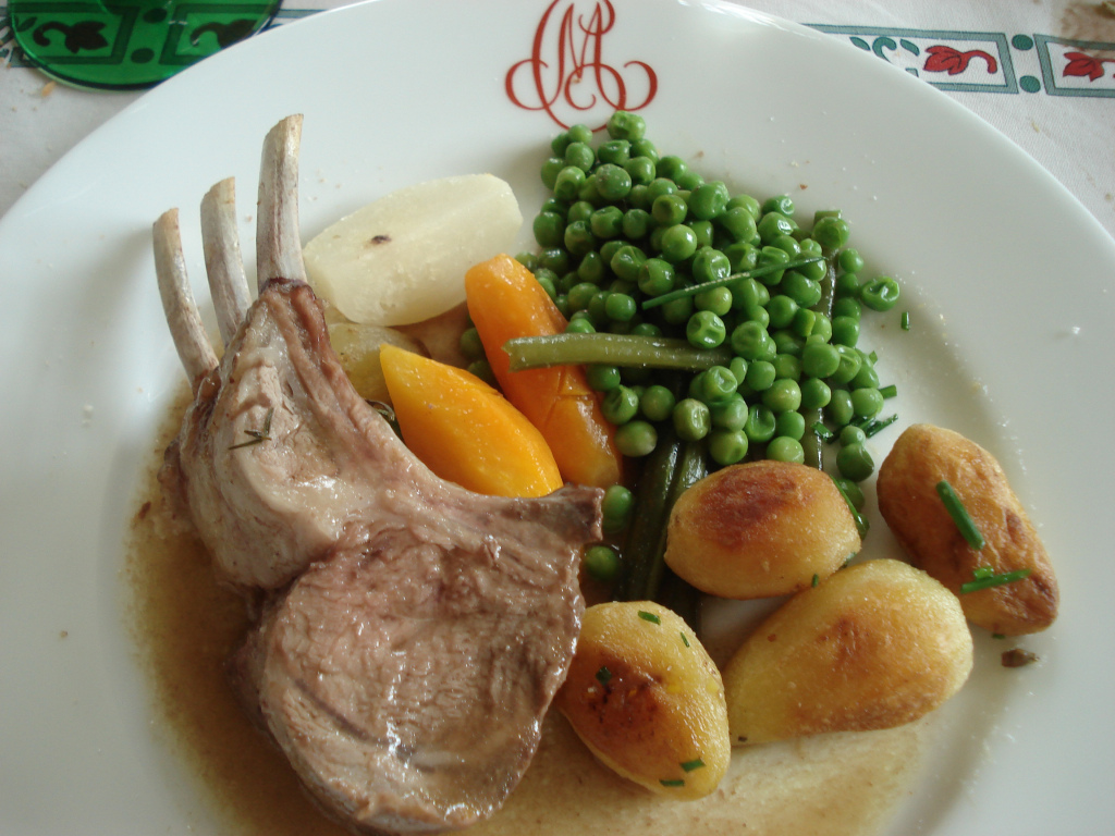 Carré d'agneau aux légumes primeurs assiette
