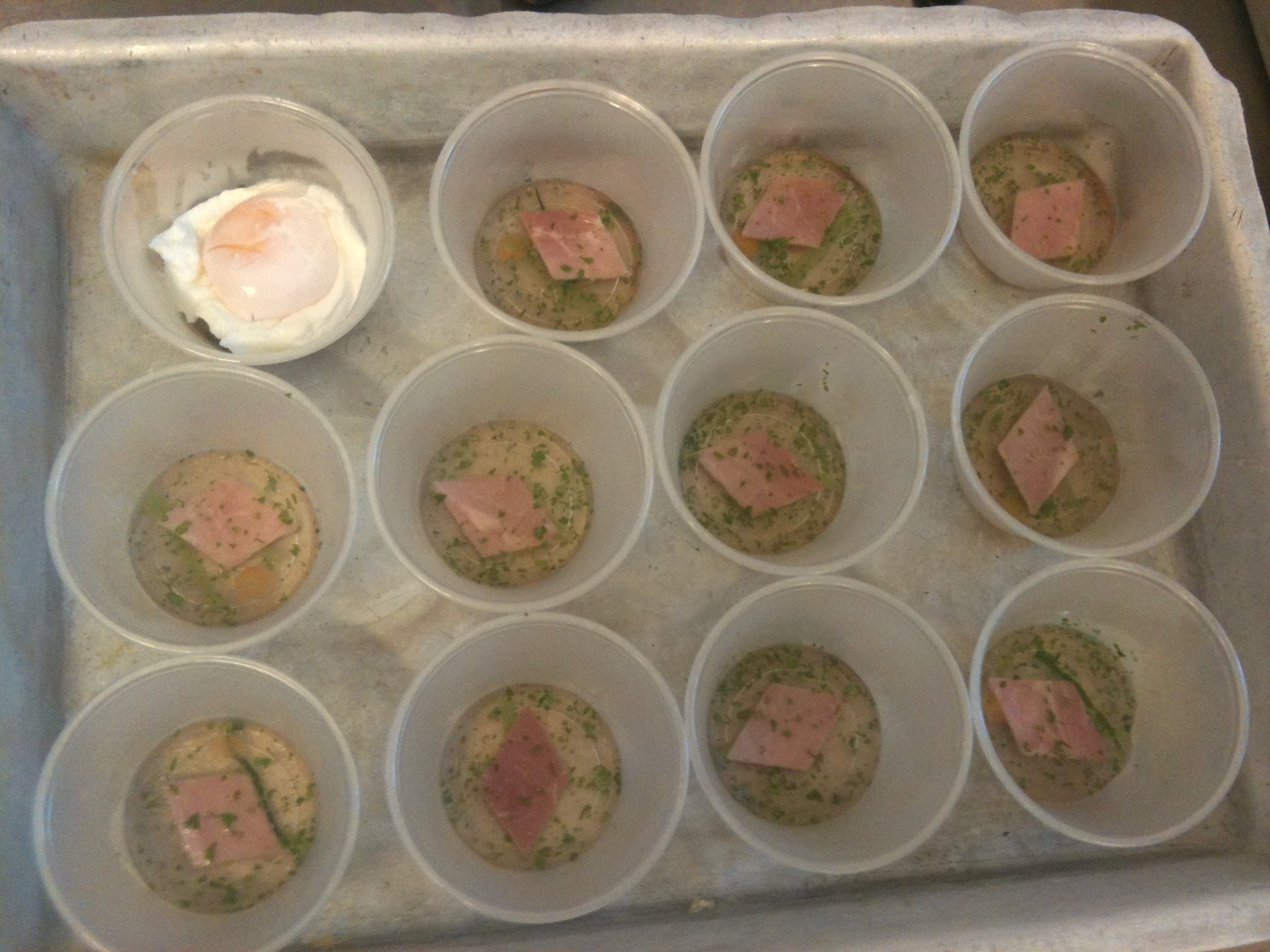 Oeufs en gelée en cours de préparation