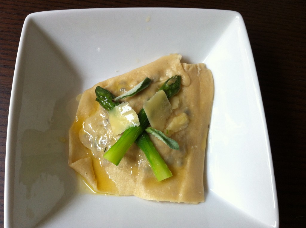 Recette Masterchef : Ravioles au jaune d'oeuf décoration parmesan et asperge, quand on coupe le jaune d'oeuf coule