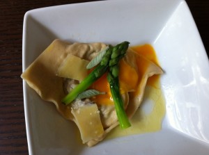 Grande raviole comme un oeuf mollet recette de masterchef de raviole au jaune d'oeuf et aspege