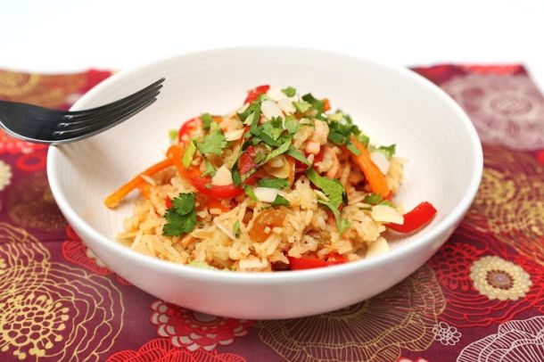 Riz sauté au saumon, poivron et carotte cuisiné